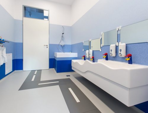 fotó egy óvoda mosdójáról