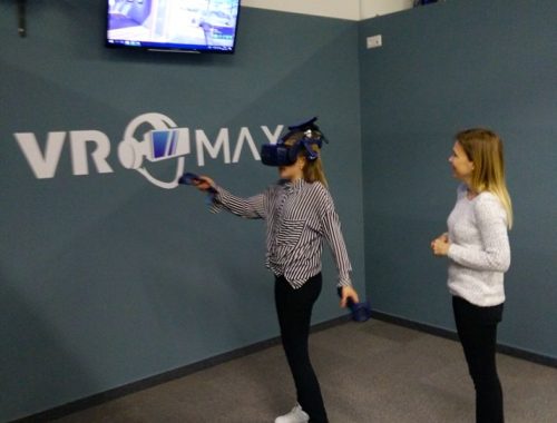 lányok VR szemüveget próbálnak ki