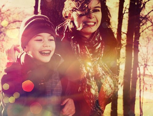 kisfiú az anyukájával nevet