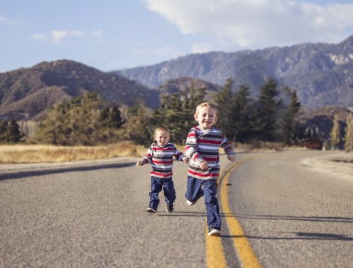 két kisfiú szalad az úton