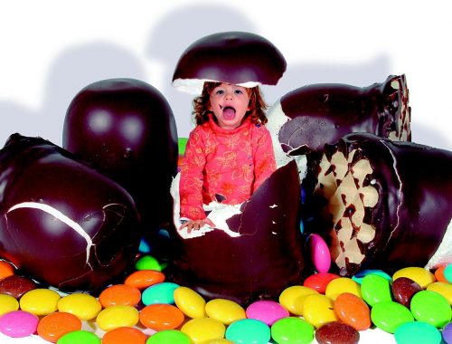 kislány az édességek között