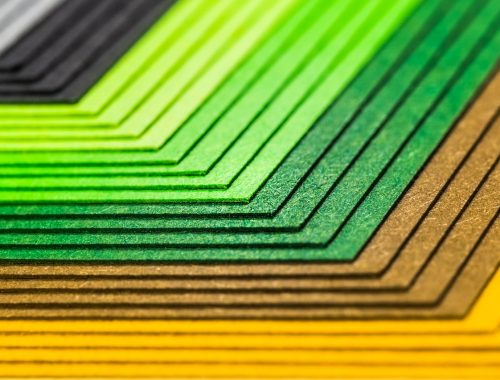 színes papírok egymásra helyezve