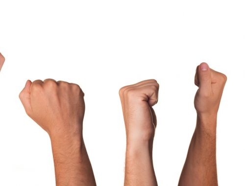 ökölbe szorított kezek