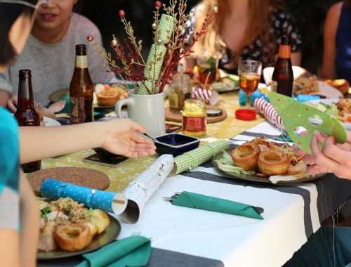 baráti társaság ebédel