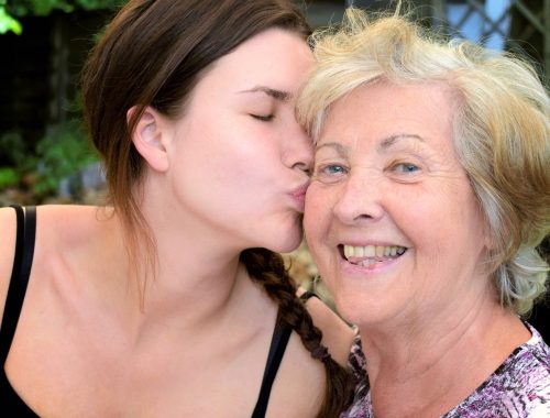 fiatal nő megpuszilja az anyukáját