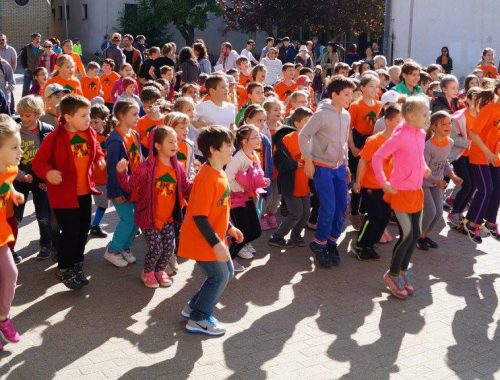 iskolások játszanak az udvaron