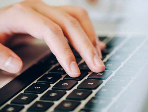 billentyűzet rajta egy kézzel