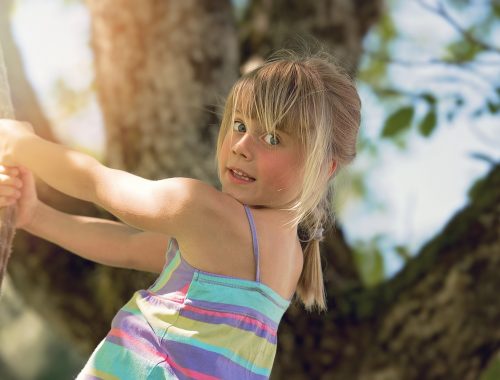 kislány kötélen mászik