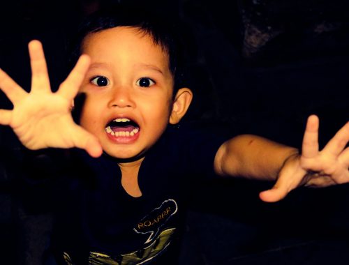 kisgyerek a sötétben