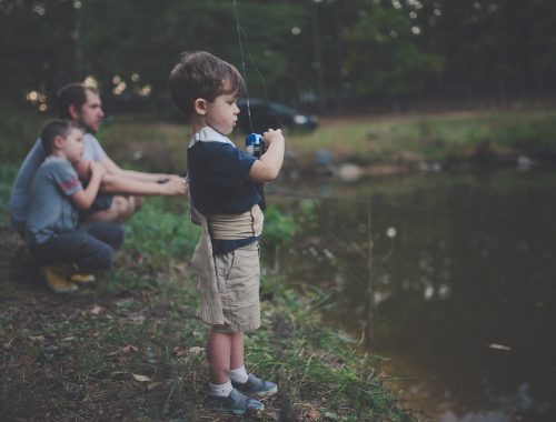 apuka horgászik a két fiával