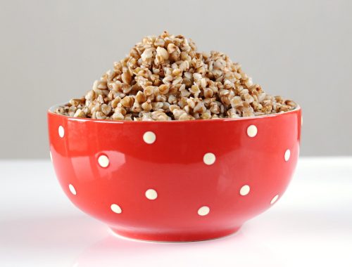 dió piros pöttyös tálban