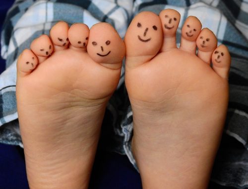 lábfejek, mosolygós fejek a lábujjakon
