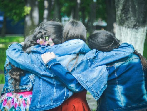 lányok átkarolják egymást