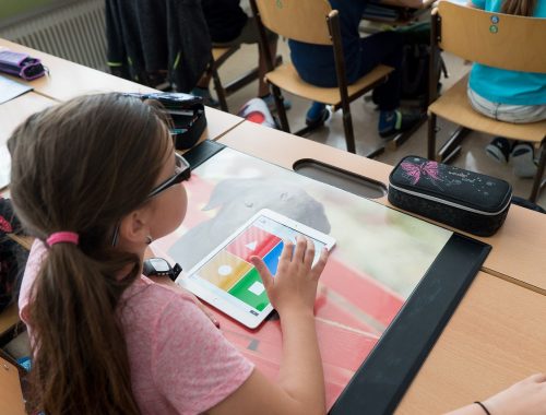 kislány kvízt tölt ki