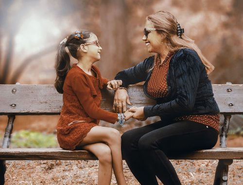 kislány beszélget az anyukájával