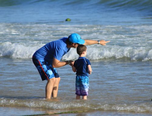 kisfiú tengerparton az apukájával