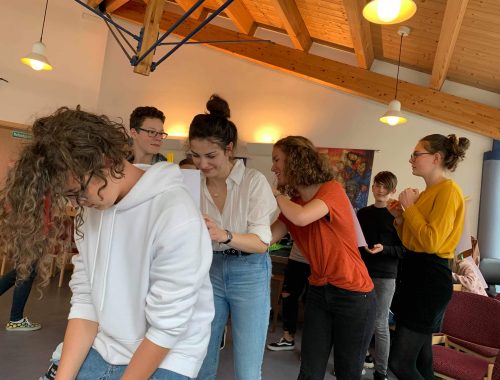 fiatalok rajzolnak egymás hátám