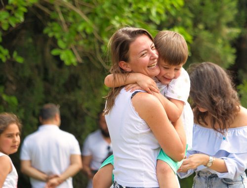 kisfiú megöleli az anyukáját