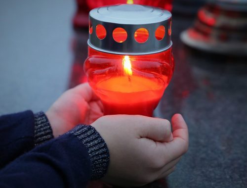 gyertya egy kislány kezében