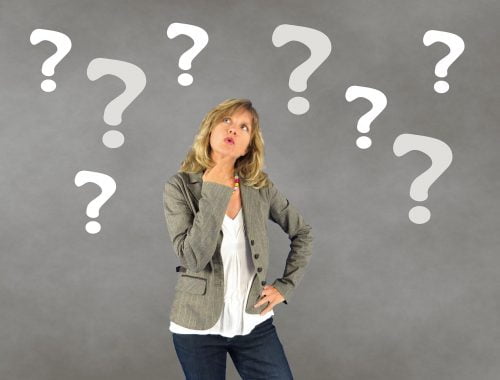 gondolkozó nő, kérdőjelek