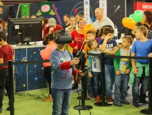 kisfiú VR szemüveggel játszik