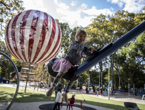 kislány játszik a játszótéren, hőlégballon