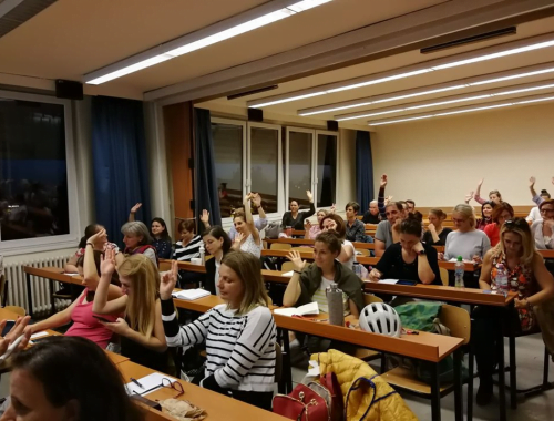 diákok jelentkeznek osztályteremben