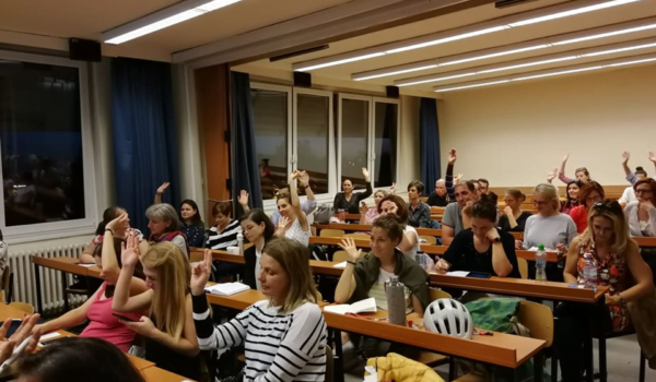 diákok jelentkeznek osztályteremben