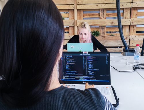 két nő nézi a laptopját