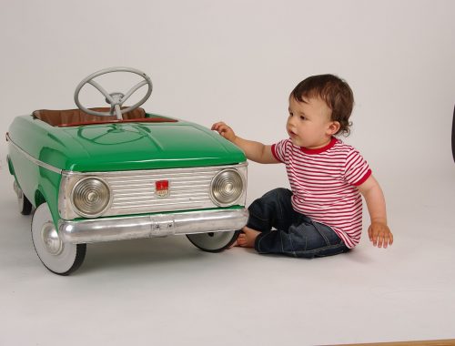 kisgyerek autóval