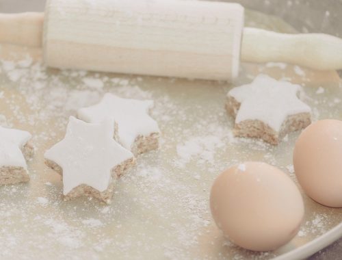 csillag formájú sütemények, cukormázzal bevonva és két tojás