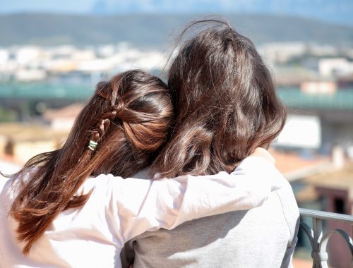 kislány és anyukája átkarolják egymást