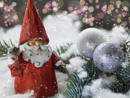 Mikulás és díszek hóesésben