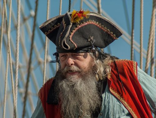 kalóz kalapban és piros mellényben