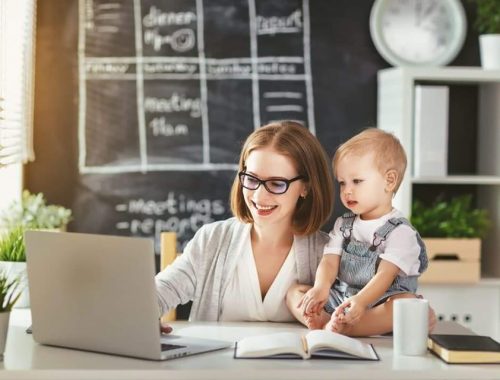 kisfiú és az anyukája laptopot néznek