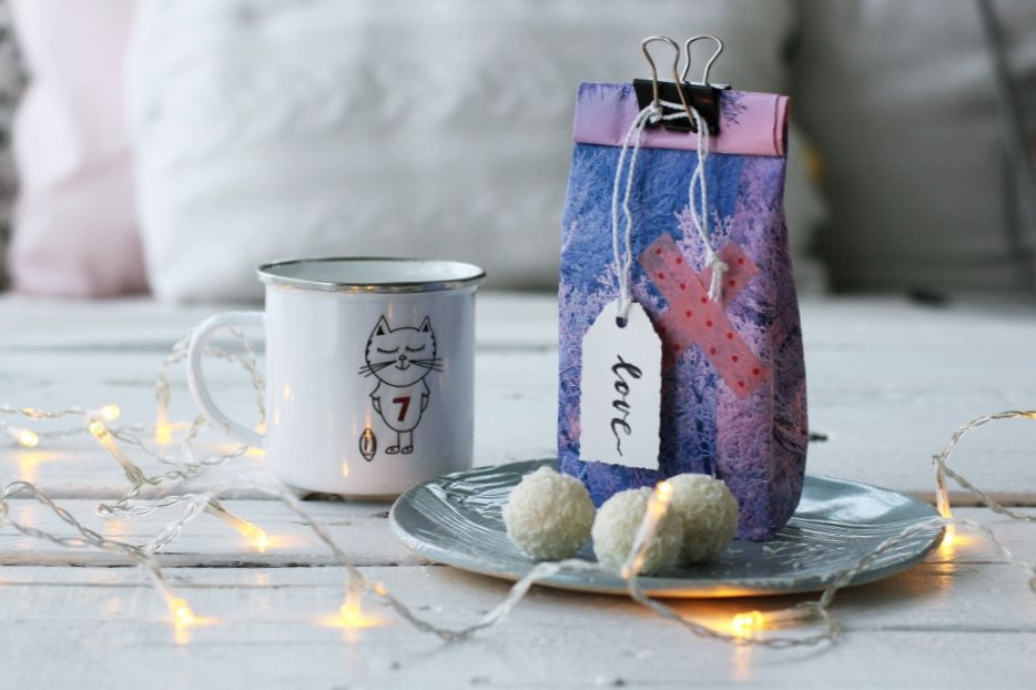 Újrahasznosított naptárból tasak egy bögrével.