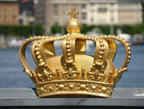 Aranykorona a folyóparton.