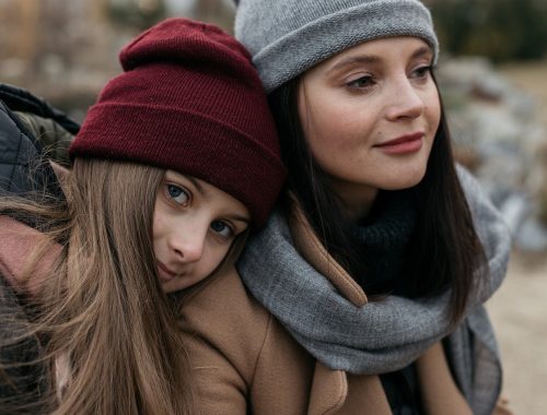 Anya és lánya a természetben.