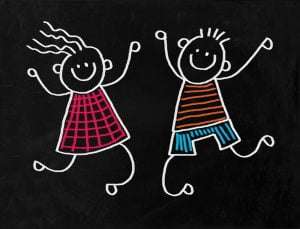 Vidám táncoló fiú és lány krétarajza