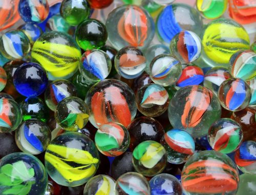 Színes üveggolyók.