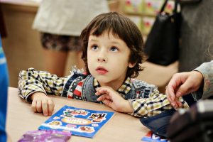 Óvodás fiú játszik.