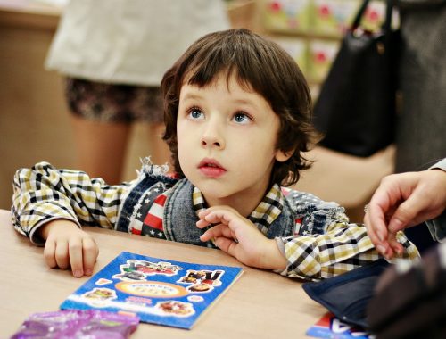 Óvodás fiú játszik.