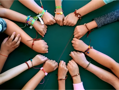 Barátságkarkötős csuklók.