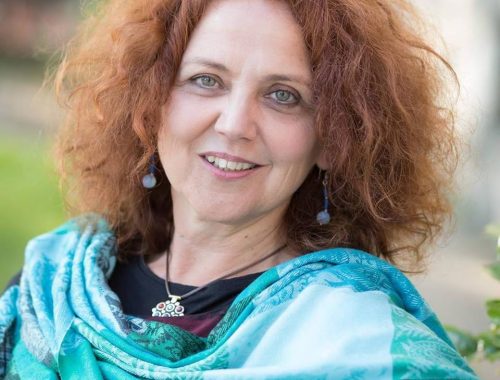 Boldizsár Ildikó kék sálban.