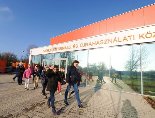 Újrahasználati Központ előtt gyerekcsoport.