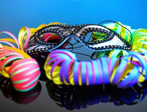 Farsangi maszk szerpentinnel.