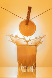 Egy pohár narancslé.