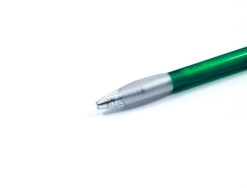 Zöld toll a fehér papíron.