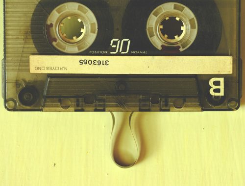 Magnókazettából kihúzódott szalag a 90-es évekből.