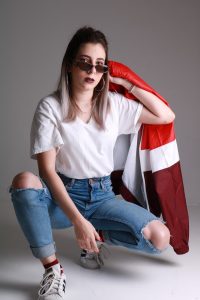 Fiatal lány a 90-es évekből.